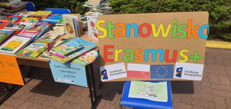 Stanowisko Erasmus+ podczas szkolnego pikniku