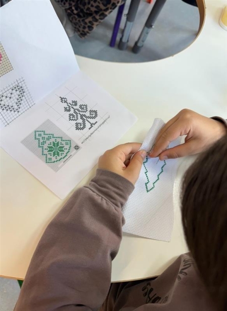 Zajęcia w świetlicy klas III – Haft krzyżykowy