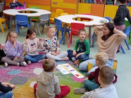 Early Stage - czytanie na dywanie w świetlicy klas I