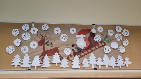 Świąteczne dekoracje w świetlicy klas III