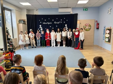 Klasa 3a i świąteczna wizyta w przedszkolu