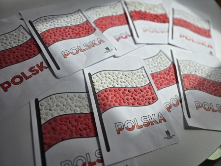 Powiewa flaga biało - czerwona... 